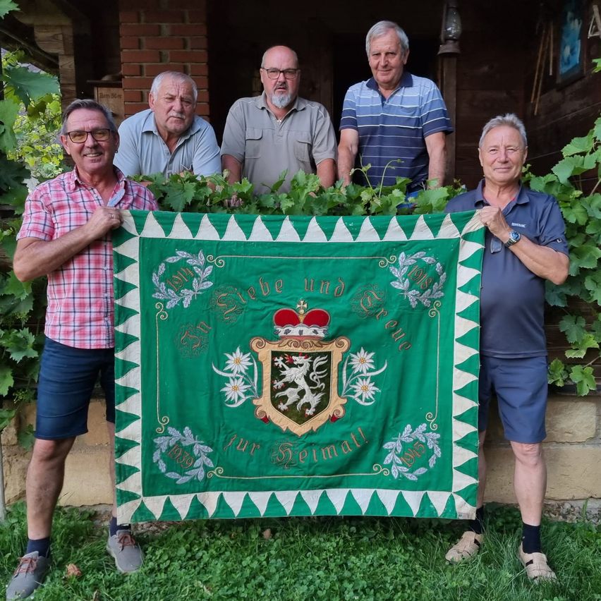 Bild enthält, Herbal, Adult, Male, Man, Person, Glasses, Wristwatch, Shorts, Face, Shoe