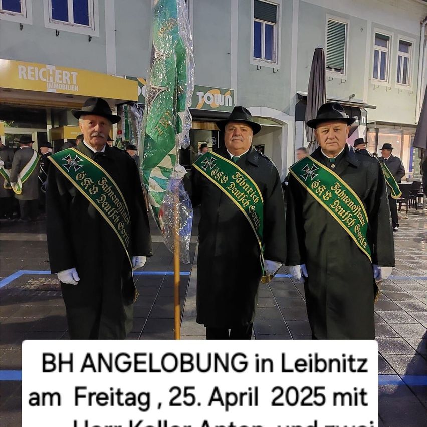 Drei Männer in schwarzen Hüten und Uniformen stehen zusammen vor einem Gebäude. Sie tragen grüne Schärpen mit der Aufschrift '885 Jahre Deutschorden'. Sie halten eine Fahne. Das Bild hat einen Wasserzeichen, das 'BH ANGELOBUNG in Leibnitz am Freitag, 25. April 2025 mit Herr Koller, Anton, und zwei' lautet.