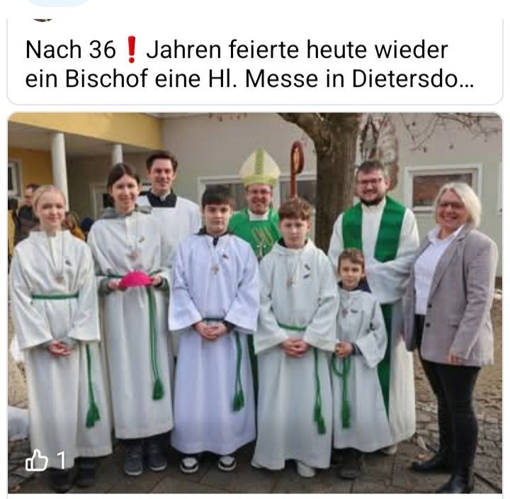Eine Gruppe von Menschen, einschließlich Kinder, steht zusammen vor einer Kirche. Der Text erwähnt einen Bischof, der nach 36 Jahren eine Heilige Messe feiert.