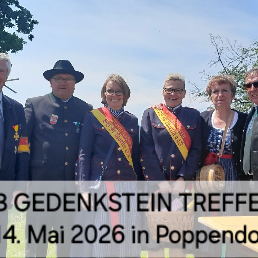 Fünf Personen stehen für ein Foto zusammen. Zwei Frauen tragen Schärpen und zwei Männer tragen Hüte. Der Hintergrund ist unscharf mit Bäumen und Himmel. Der Text lautet 'B GEDANKEN TREEF 14. Mai 2026 in Poppendor.'