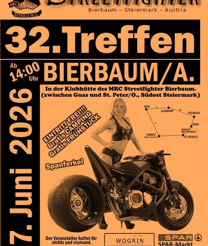 Ein Plakat für das 32. Bikertreffen in Bierbaum/A. Das Plakat zeigt eine Frau auf einem Motorrad mit kostenlosem Camping, Frühstück und einer Karte des Veranstaltungsortes. Das Datum und die Uhrzeit des Events sind ebenfalls angegeben.