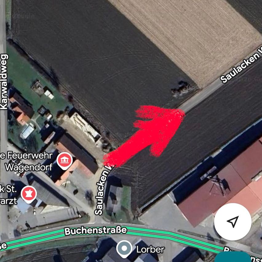 Eine Karte, die einen Standort mit einem roten Pfeil auf einen bestimmten Bereich zeigt. Der Standort ist mit einem Symbol für eine Feuerwehr markiert. Das Gebiet umfasst eine Straße, eine Brücke und einen Wasserkörper.
