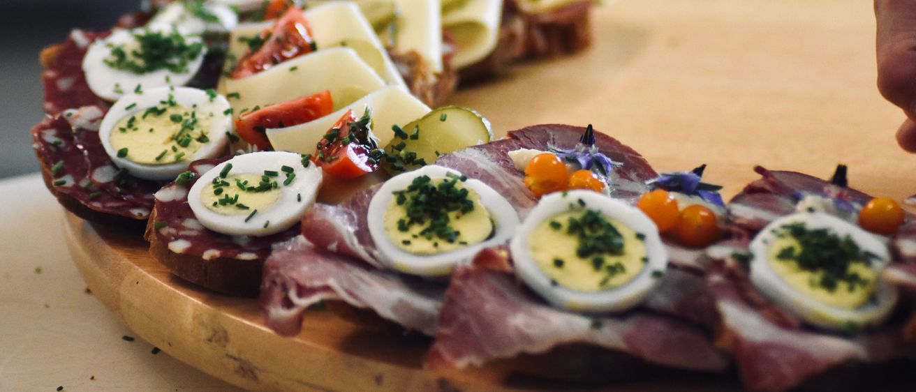 Bild enthält, Food, Food Presentation, Brunch, Dish, Meal, Platter, Egg, Baby, Person