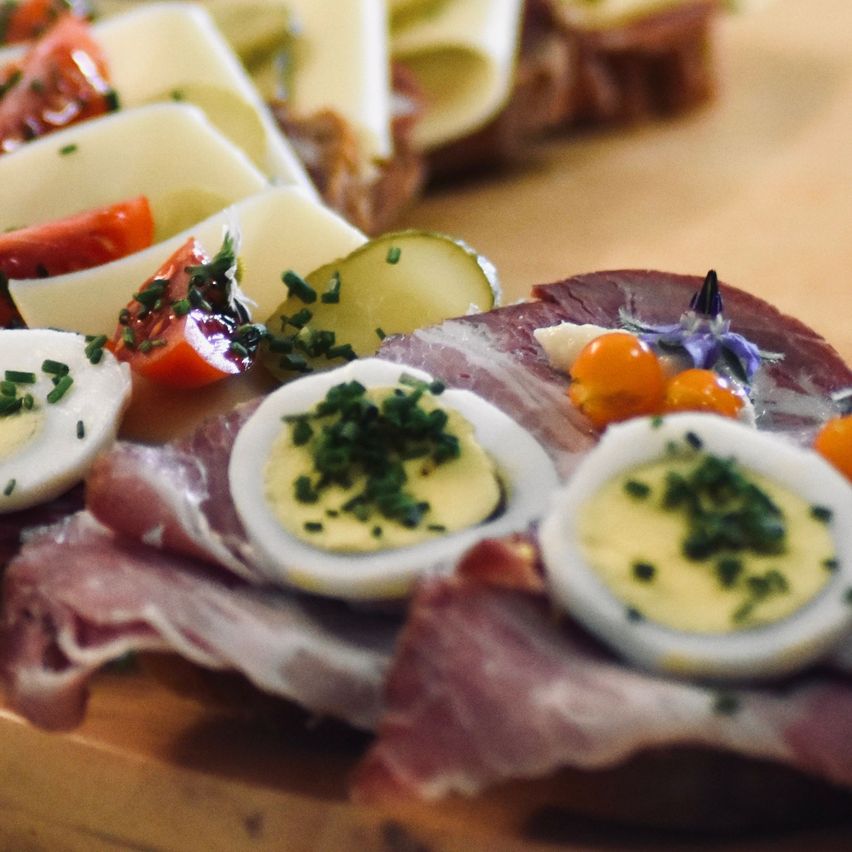 Bild enthält, Food, Food Presentation, Brunch, Dish, Meal, Platter, Egg, Baby, Person