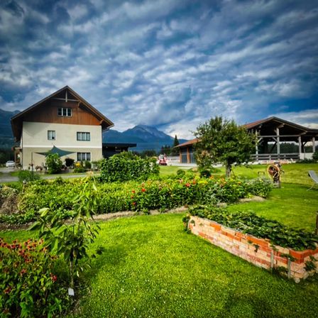 Bild enthält, Nature, Outdoors, Hotel, Resort, Yard, Car, Suburb, Countryside, Grass, Village