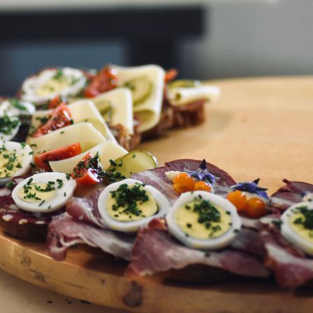 Bild enthält, Food, Food Presentation, Brunch, Dish, Meal, Platter, Egg, Baby, Person