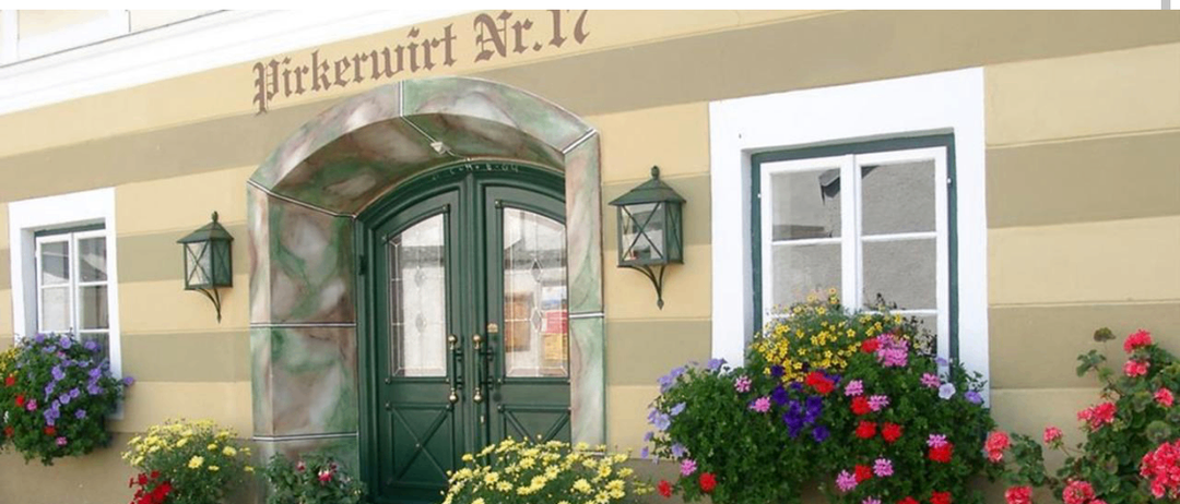 Hotel Familiengasthof Pirkerwirt zeigt farbenfrohe Blumen. Rechts ist der 'Besuchen'-Button. Bilder sind urheberrechtlich geschützt. Weitere Infos unten. Optionen zum Teilen und Speichern.