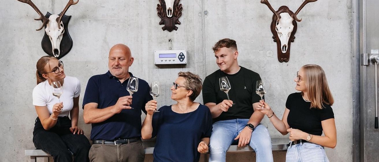 Bild enthält, Groupshot, Person, Adult, Male, Man, Pants, Boy, Teen, Wristwatch, Woman