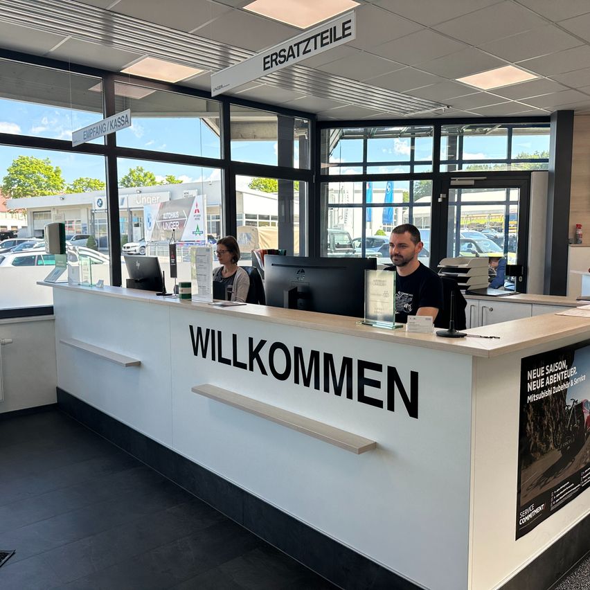 Bild enthält, Furniture, Table, Building, Indoors, Desk, Person, Shop, Market, Reception, Grocery Store