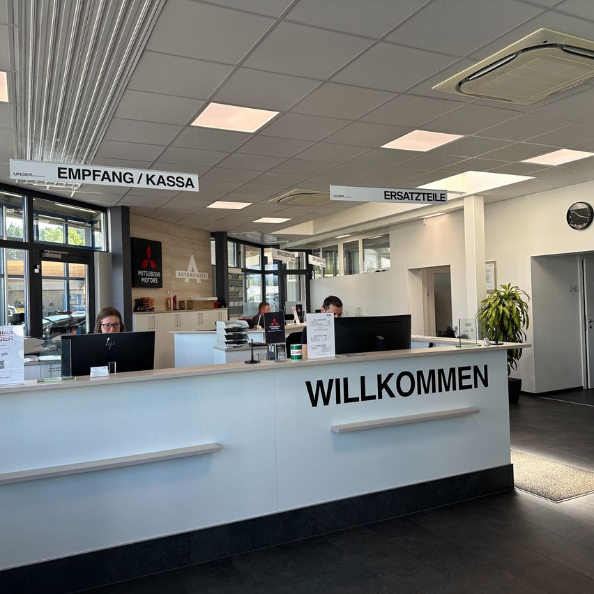 Bild enthält, Building, Indoors, Furniture, Table, Person, Shop, Market, Desk, Monitor, Grocery Store