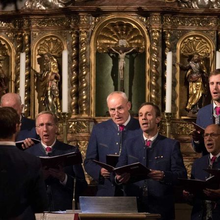 Bild enthält, Adult, Male, Man, Person, Suit, Face, Candle, People, Altar, Group Performance