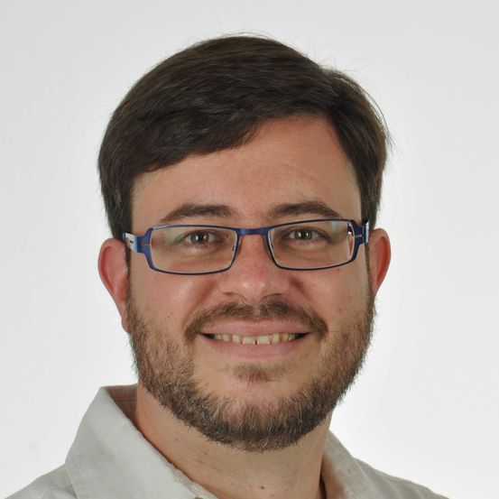 Bild enthält, Glasses, Face, Head, Person, Photography, Portrait, Smile, Beard, Adult, Man