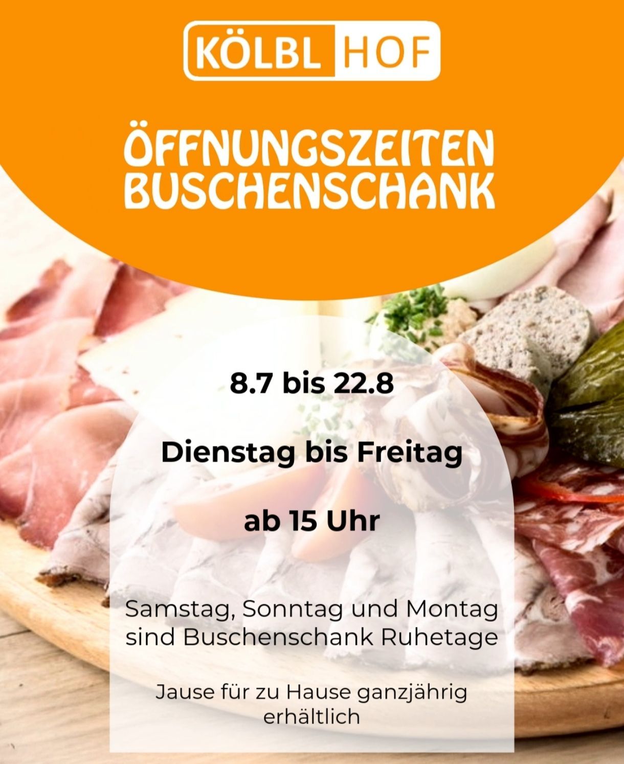 Ein Poster kündigt die Öffnungszeiten einer Weinschenke an. Vom 8.7 bis 22.8 ist sie von Dienstag bis Freitag bis 15 Uhr geöffnet. Samstag, Sonntag und Montag sind Ruhetage.