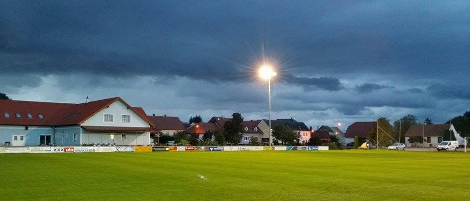 Bild enthält, Car, Transportation, Vehicle, Suburb, Field, Cricket, Sport