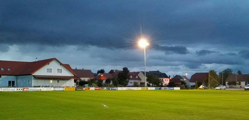 Bild enthält, Car, Transportation, Vehicle, Suburb, Field, Cricket, Sport