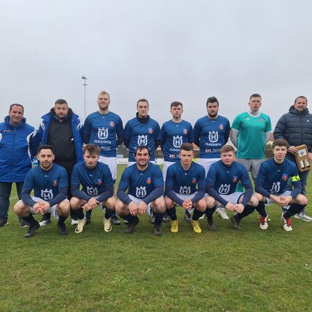 Bild enthält, People, Person, Groupshot, Team, Shoe, Adult, Male, Man, Grass, Teen