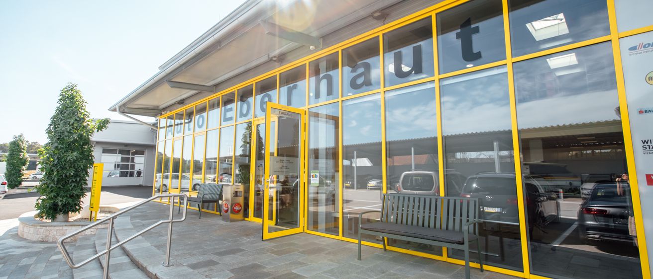 Bild enthält, Car, Car Dealership, Transportation, Vehicle, Architecture, Building, Bench, Furniture, Office Building