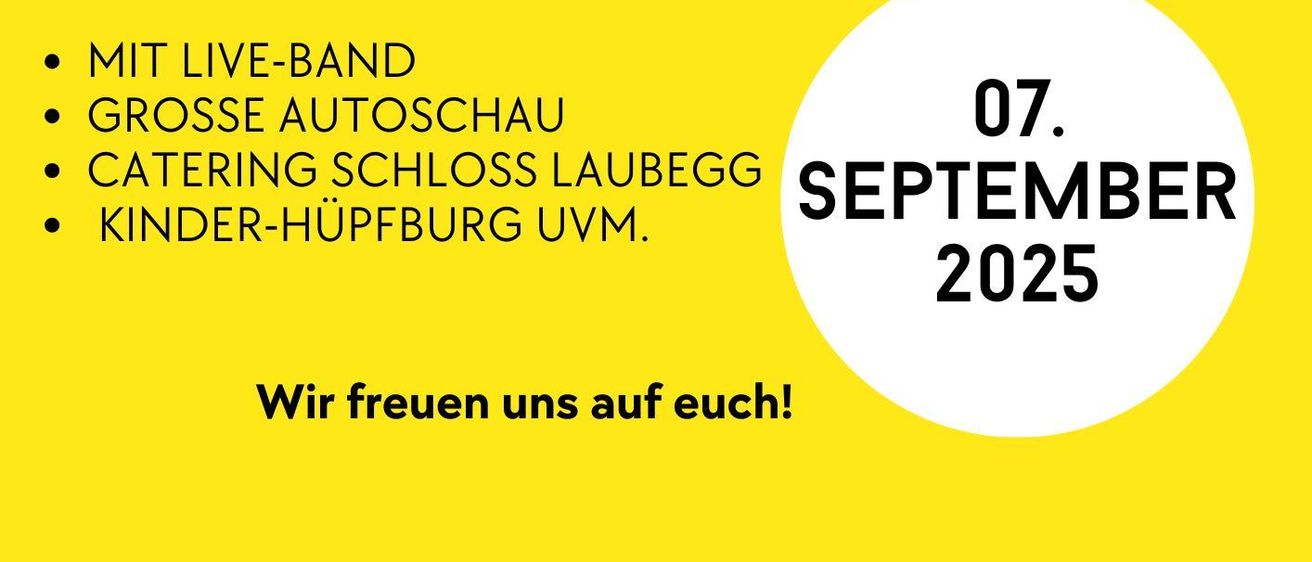 Luftaufnahme eines großen Industriekomplexes mit verschiedenen Gebäuden, einem großen Parkplatz voller Autos und einem grünen Feld. Ein Banner am unteren Rand bewirbt eine Jubiläumsfeier mit Live-Musik, einer Autoschau, Catering im Schloss Laubegg und einem Kinderhüpfburg.