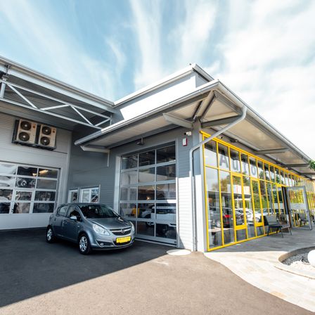 Bild enthält, Car, Car Dealership, Vehicle, Machine, Wheel, Garage, Indoors, Electronics, Speaker, Building