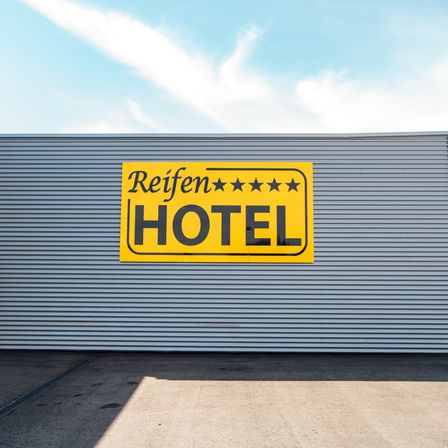 Bild enthält, Architecture, Building, Advertisement, Indoors, Car, Vehicle, Machine, Wheel, Lawn Mower, Tool