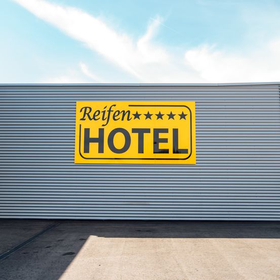 Bild enthält, Architecture, Building, Advertisement, Indoors, Car, Vehicle, Machine, Wheel, Lawn Mower, Tool