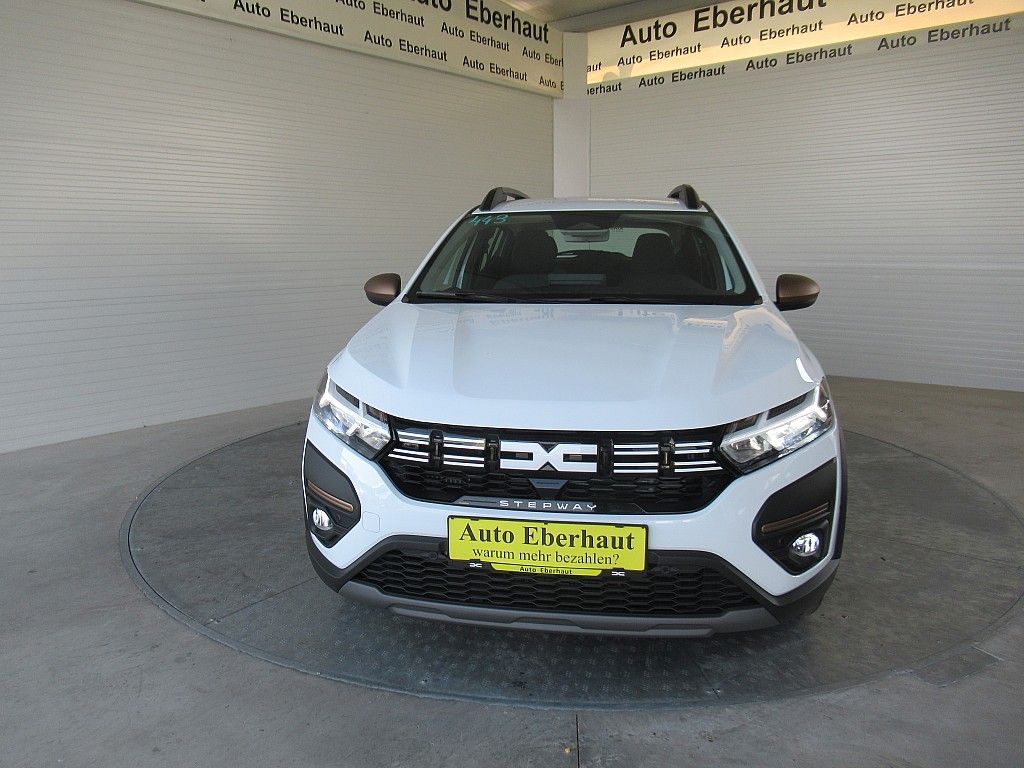 Bild enthält, Bumper, Transportation, Vehicle, Car, License Plate, Chair, Furniture