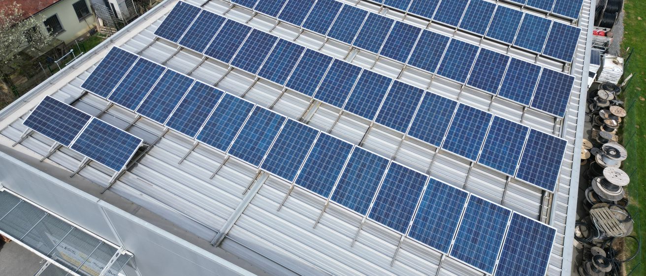 Bild enthält, Outdoors, Electrical Device, Solar Panels, Aerial View