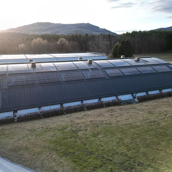 Bild enthält, Architecture, Building, Outdoors, Electrical Device, Aerial View, Solar Panels, Person