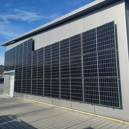 Bild enthält, Architecture, Building, Outdoors, Electrical Device, Car, Transportation, Vehicle, Solar Panels