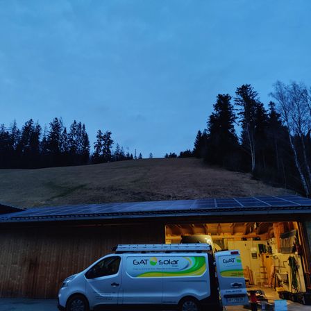 Bild enthält, Car, Vehicle, Machine, Wheel, Plant, Tree, Fir, Outdoors, Van, Person