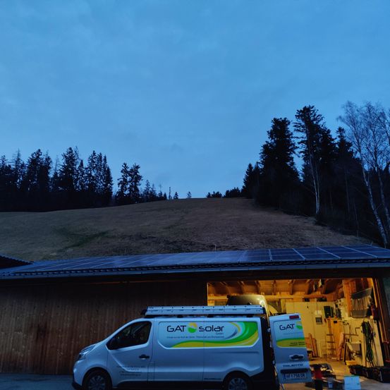 Bild enthält, Car, Vehicle, Machine, Wheel, Plant, Tree, Fir, Outdoors, Van, Person