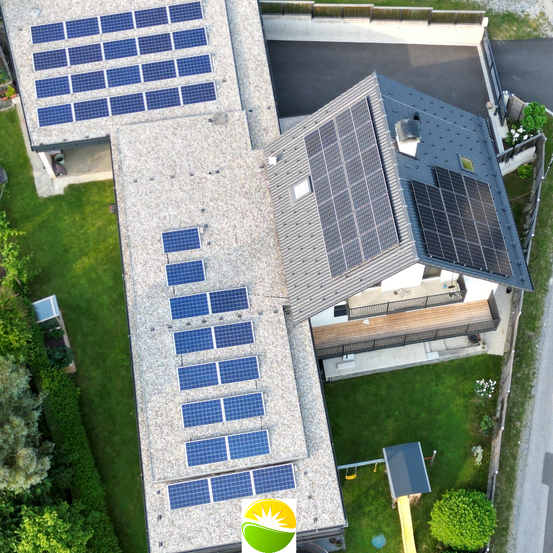 Bild enthält, Outdoors, Aerial View, Electrical Device, Solar Panels, Architecture, Building