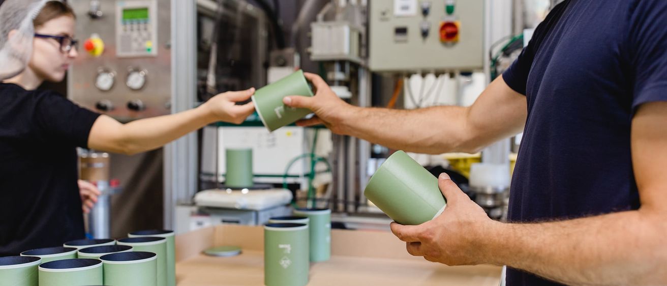 Bild enthält, Cup, Disposable Cup, Factory, Person, Glasses, Manufacturing, Pot, Face, Laboratory, Switch