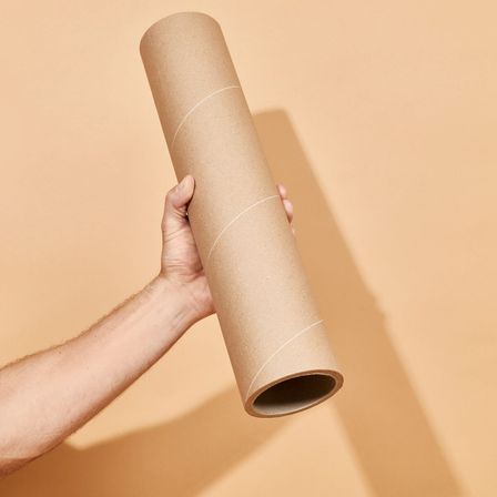 Bild enthält, Cylinder, Cardboard, Bottle, Shaker, Text, Arm, Body Part, Person