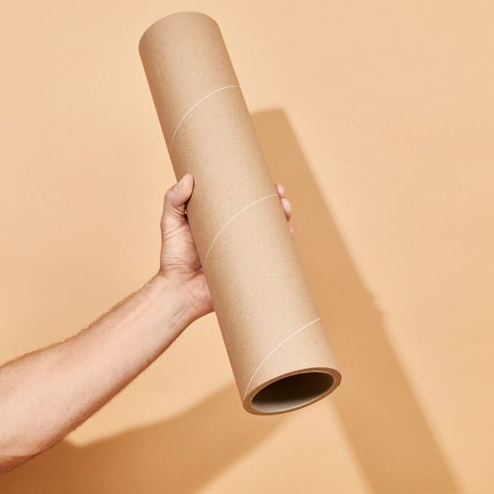 Bild enthält, Cylinder, Cardboard, Bottle, Shaker, Text, Arm, Body Part, Person