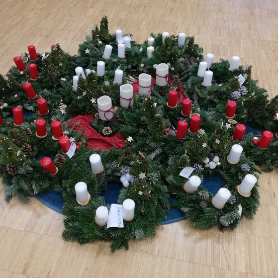 Bild enthält, Christmas, Christmas Decorations, Festival, Christmas Tree, Candle, Hanukkah Menorah