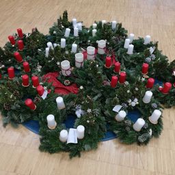 Bild enthält, Christmas, Christmas Decorations, Festival, Christmas Tree, Candle, Hanukkah Menorah