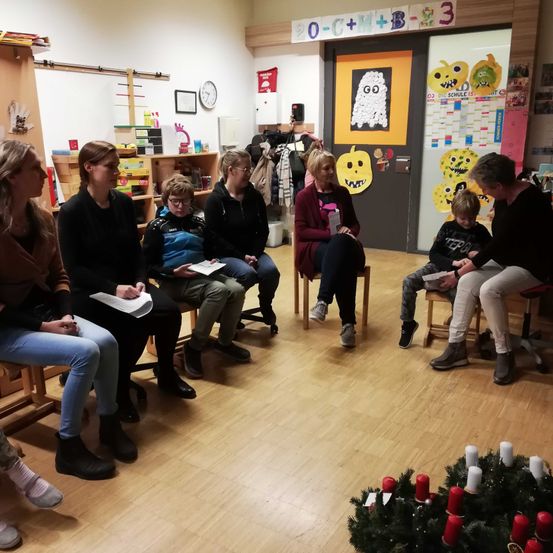 Bild enthält, Boy, Child, Male, Person, Adult, Man, Female, Woman, Glasses, Candle