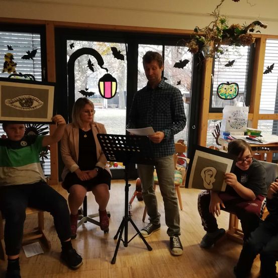 Bild enthält, Photography, Potted Plant, Person, Portrait, People, Tripod, Adult, Male, Man, Wood