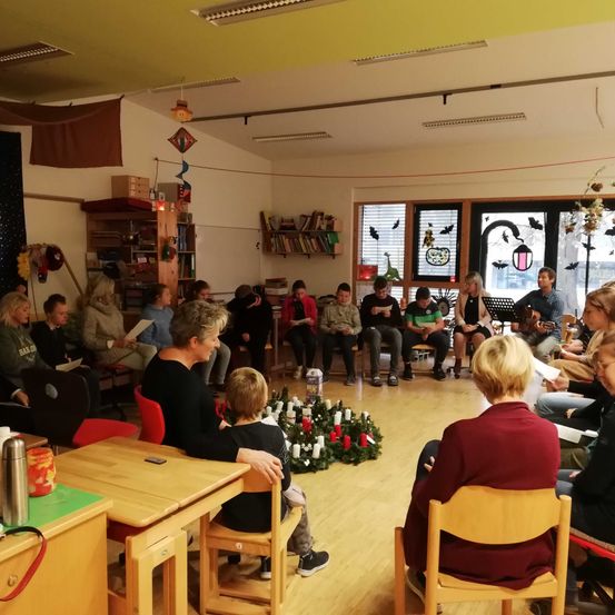 Bild enthält, Restaurant, Cafeteria, People, Person, Boy, Child, Male, Adult, Man, Woman