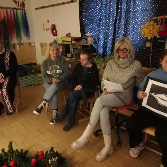 Bild enthält, Living Room, Couch, Potted Plant, Pants, People, Person, Adult, Female, Woman, Portrait