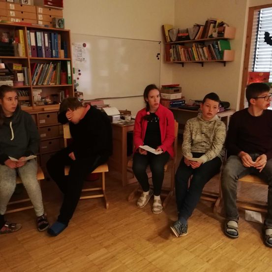 Bild enthält, Furniture, Living Room, Pants, Floor, Flooring, People, Wood, Couch, Interior Design, Hardwood