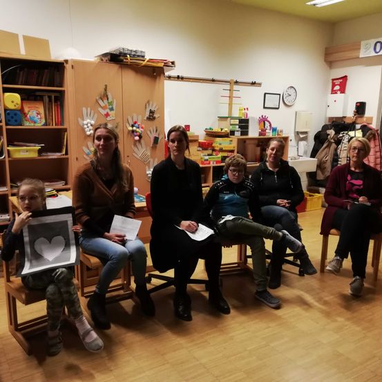 Bild enthält, Shoe, Adult, Female, Person, Woman, Boy, Child, Male, Man, Glasses