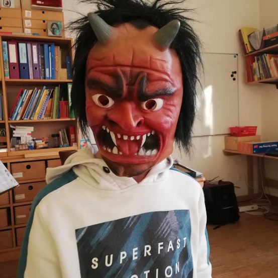 Bild enthält, Head, Person, Photography, Portrait, Furniture, Shelf, Adult, Female, Woman, Library