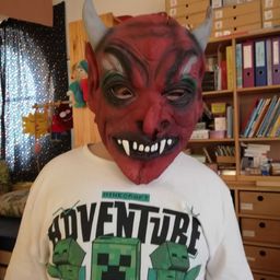 Bild enthält, T-Shirt, Person, Photography, Portrait, Costume, Furniture, Adult, Male, Man, Cabinet