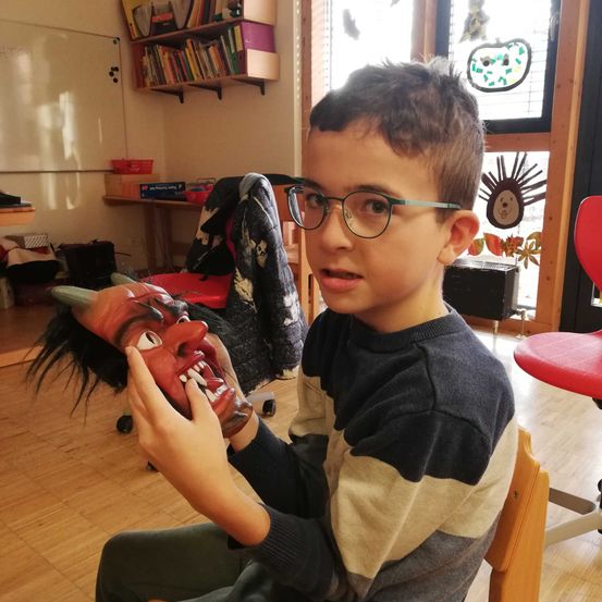 Bild enthält, Photography, Portrait, Glasses, Dining Room, Dining Table, Living Room, T-Shirt, Interior Design, Couch, Pants