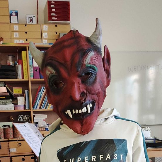 Bild enthält, Face, Head, Person, Adult, Female, Woman, Furniture, Bookcase