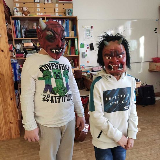 Bild enthält, T-Shirt, Pants, Person, Photography, Portrait, Costume, Long Sleeve, Floor, Jeans, Man