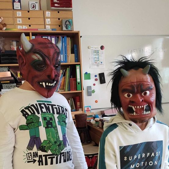 Bild enthält, T-Shirt, Adult, Male, Man, Person, Female, Woman, Face, Head, White Board