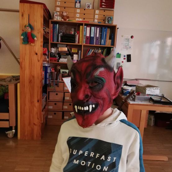 Bild enthält, Photography, Portrait, Wood, T-Shirt, Potted Plant, Furniture, Living Room, Floor, Flooring, Table